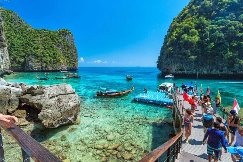 Visitors arriving at the Phi Phi Island pier during their Phi Phi Island Tour