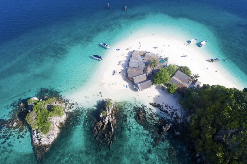 A pristine beach on the Phi Phi Islands, perfect for relaxation during your Phi Phi Island Tour